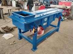 Vibrating screening machine for gravel
