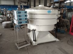 Vibrating screening machine for fertilizer