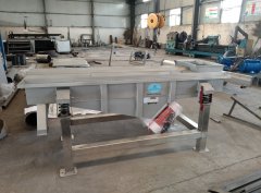 Vibrating screening machine for wood chips