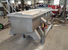 Vibrating screening machine for clay